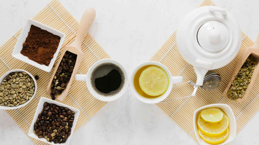 Ingredientes de té y café, resaltando la energía sin ansiedad en la comparación entre café y té funcional.