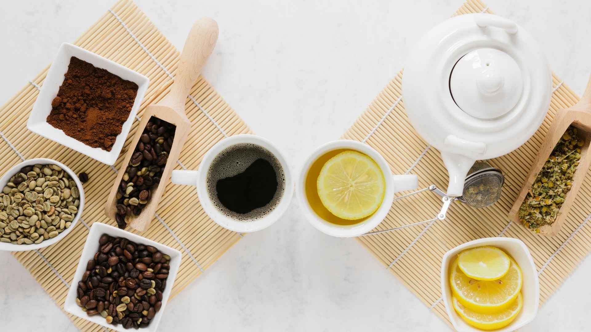 Ingredientes de té y café, resaltando la energía sin ansiedad en la comparación entre café y té funcional.