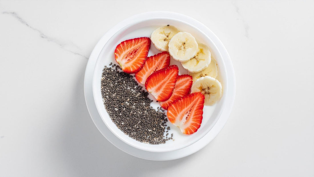 Un tazón con semillas de chía, plátanos y fresas, ideal para disfrutar sin culpa.