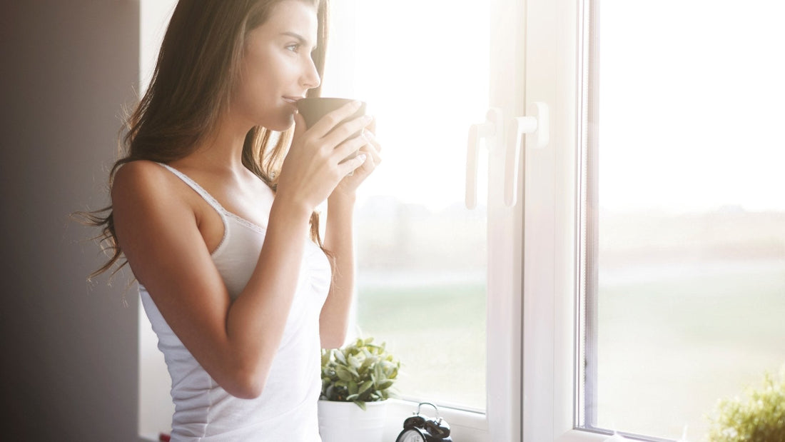 Mujer bebiendo té en una taza.